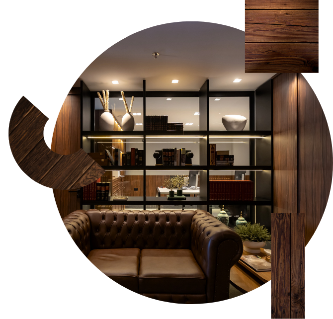 Ambiente sofisticado do escritório CR. Andrade, com estante de livros, decoração elegante e sofá de couro.