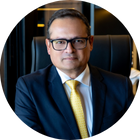 Retrato profissional de Clecius Andrade, sócio do escritório AS Associados, especialista em direito corporativo.